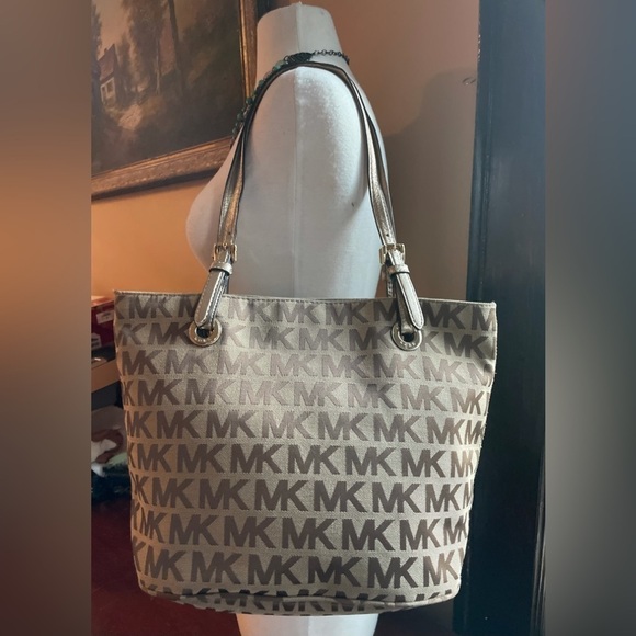 MICHAEL Michael Kors Handbags - MICHAEL KORS BEIGE CAMEL GOLD SIGNATURE HANDBAG MD TOTE